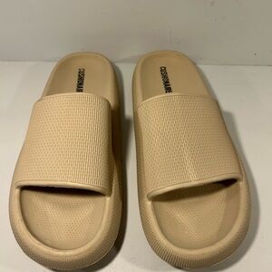 Cushionaire Men’s 11 Beige Comfort Slide Sandals EVA Cloud Recovery Slides